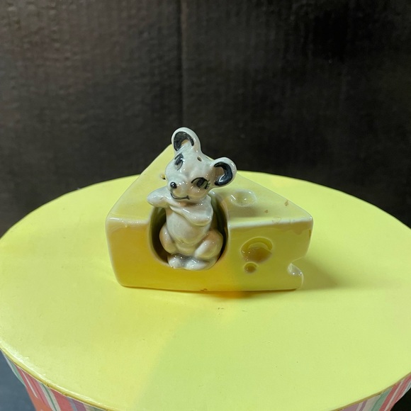 VINTAGE SALT & PEPPER SHAKERS - “THE MICE and THEIR CHEESE” - Picture 3 of 4